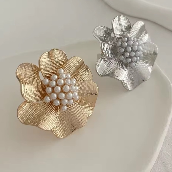 Anthropologie Flower Gold Pearl Adjustable Ring - Picture 3 of 5